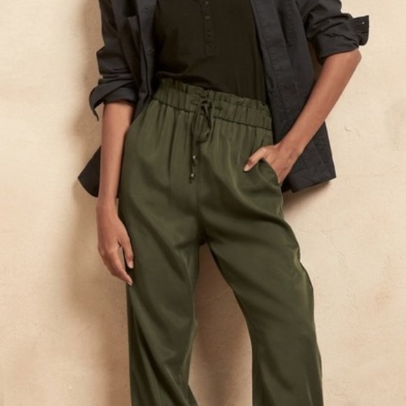 Banana Republic  - Lyocell Flyweight Jogger Paper Bag Pants - Med Petite (Olive) - Picture 6 of 12